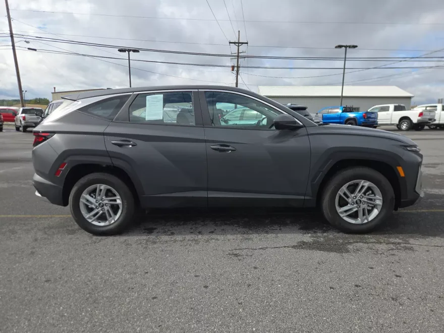 2025 Hyundai Tucson SE photo 1