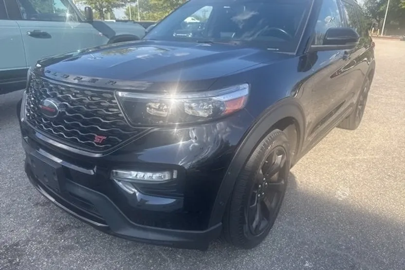 2022 Ford Explorer ST photo 1