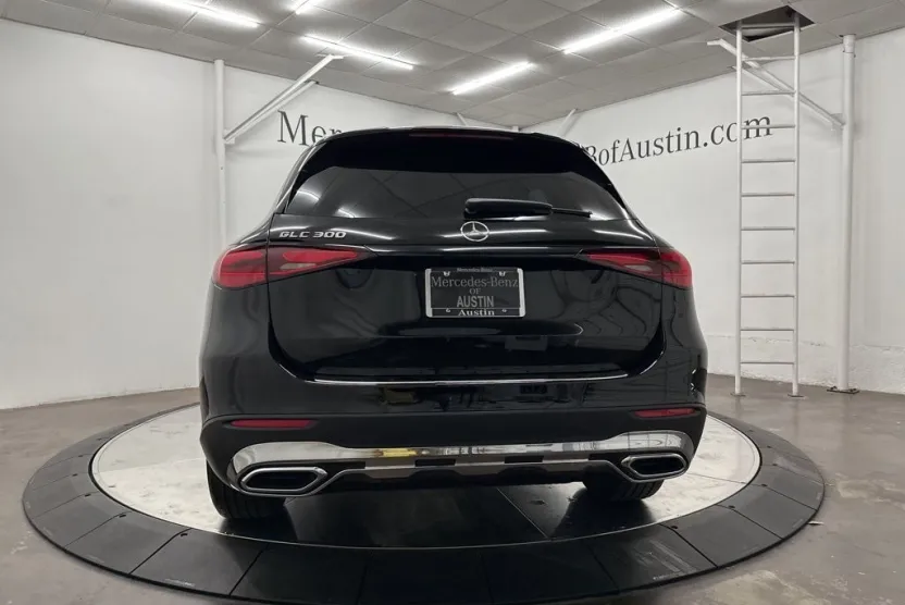 2025 Mercedes Benz GLC 300 photo 1
