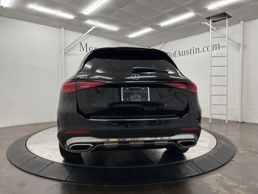 2025 Mercedes Benz GLC 300 photo 1