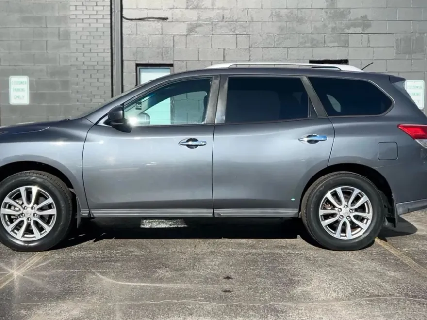 2013 Nissan Pathfinder SV photo 1
