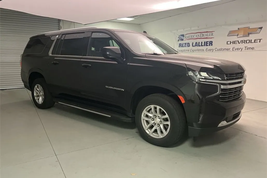 2023 Chevrolet Suburban LT photo 1