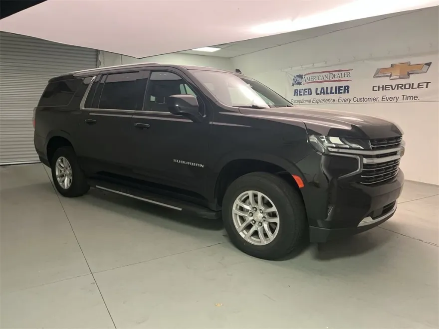 2023 Chevrolet Suburban LT photo 1