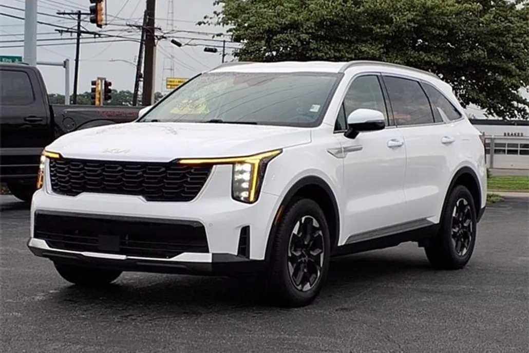 2024 Kia Sorento S photo 1