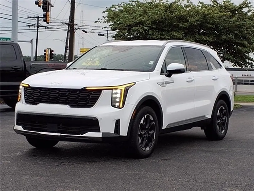 2024 Kia Sorento S photo 1