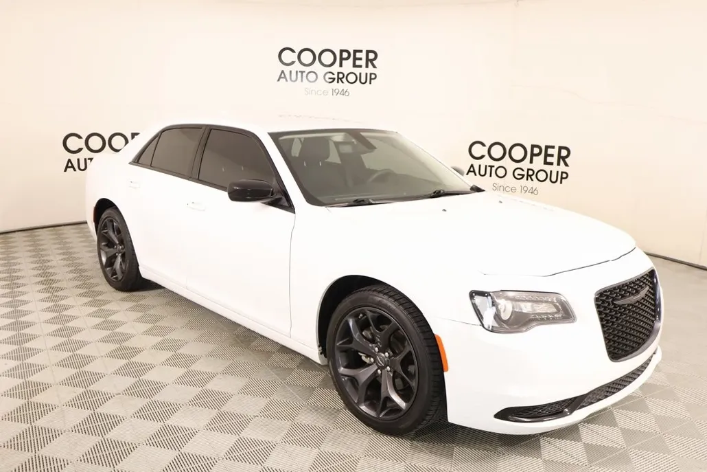 2023 Chrysler 300 Touring photo 1