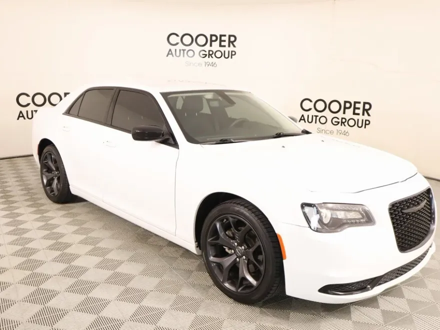 2023 Chrysler 300 Touring photo 1