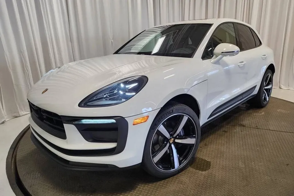 2025 Porsche Macan T photo 1