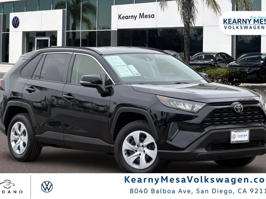 2019 Toyota RAV4 LE photo 1