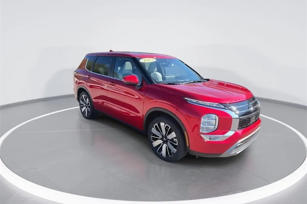 2025 Mitsubishi Outlander SE photo 1