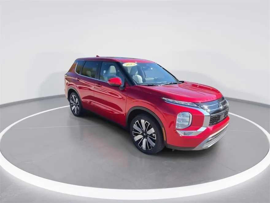 2025 Mitsubishi Outlander SE photo 1
