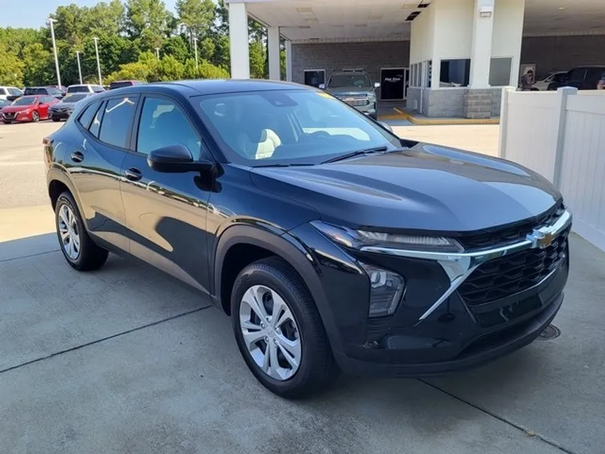 2025 Chevrolet Trax LS photo 1