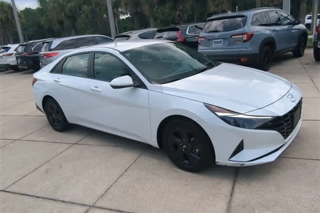 2022 Hyundai Elantra SEL photo 1