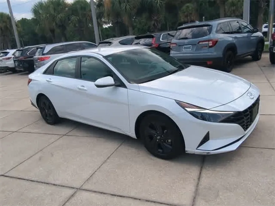 2022 Hyundai Elantra SEL photo 1