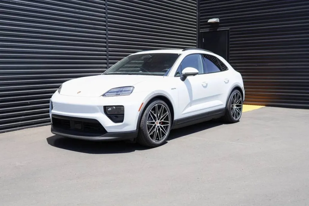 2025 Porsche Macan Electric photo 1