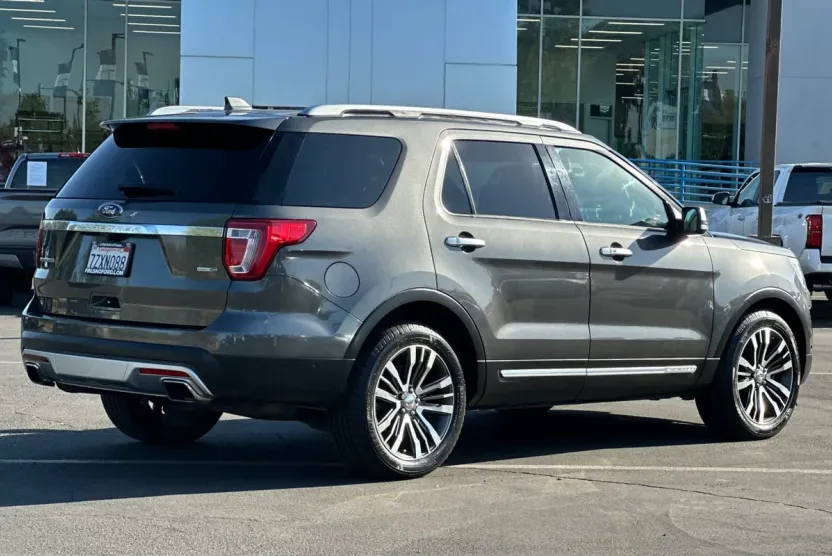 2017 Ford Explorer Platinum photo 1