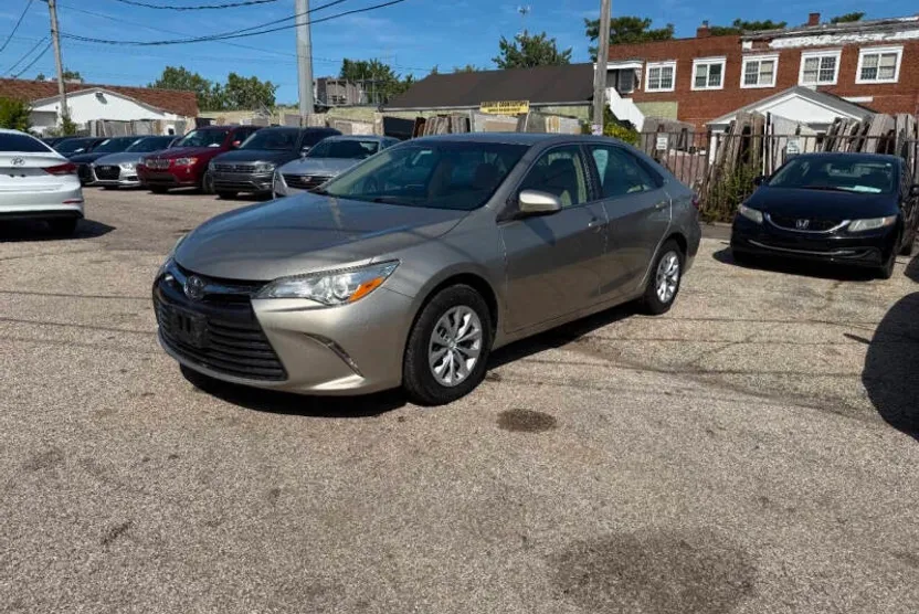 2015 Toyota Camry LE photo 1