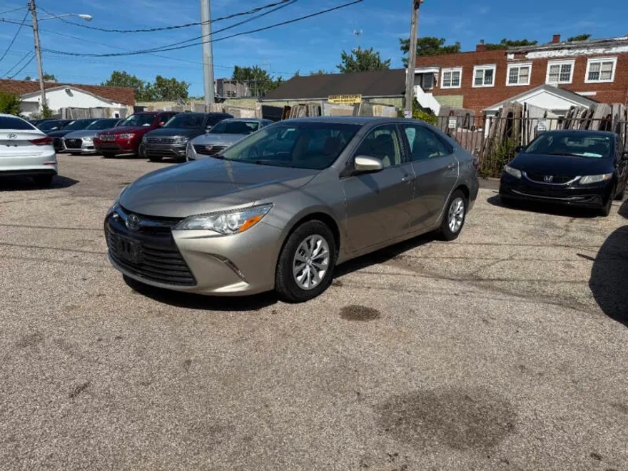 2015 Toyota Camry LE photo 1