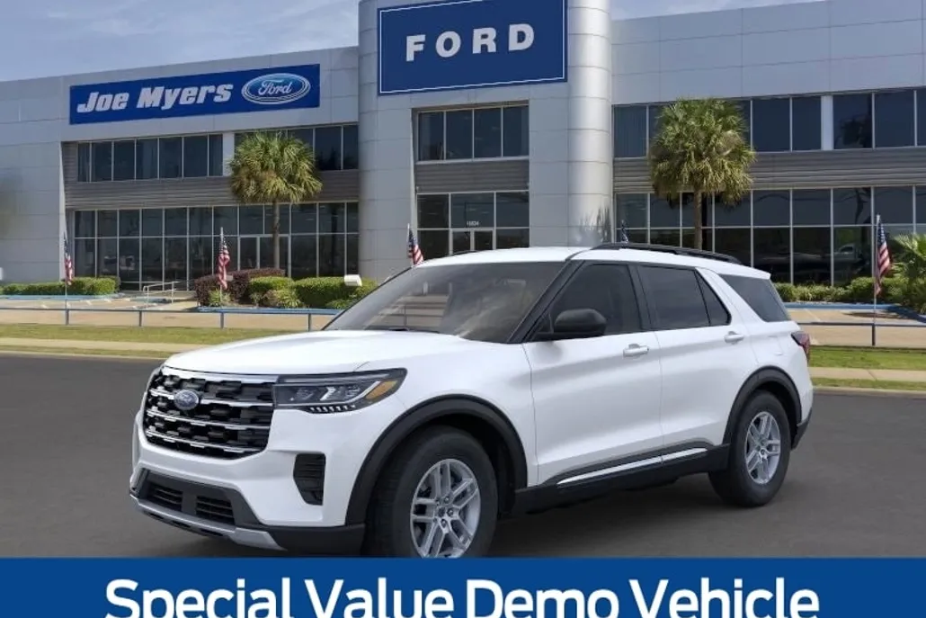 2025 Ford Explorer photo 1