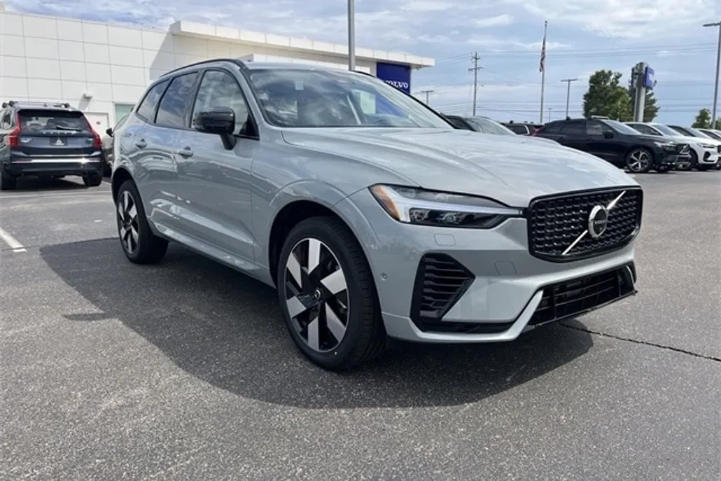 2025 Volvo XC60 Hybrid T8 Plus photo 1