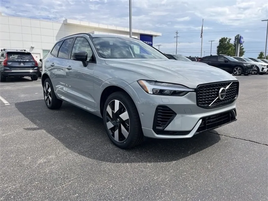 2025 Volvo XC60 Hybrid T8 Plus photo 1