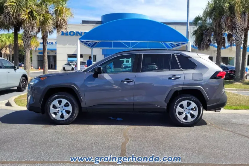 2021 Toyota RAV4 LE photo 1
