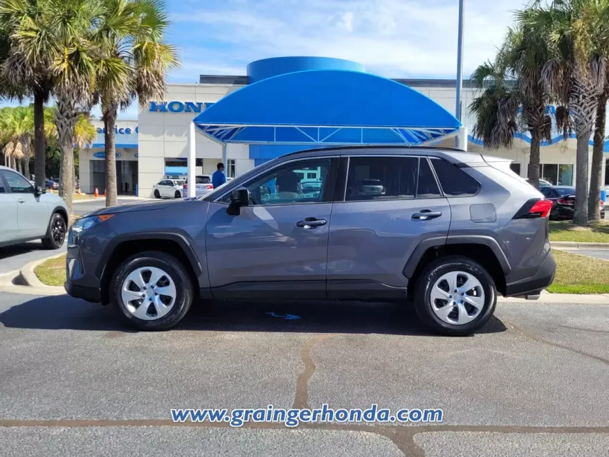 2021 Toyota RAV4 LE photo 1