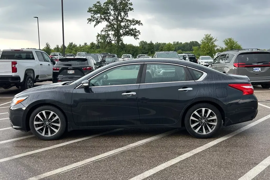 2017 Nissan Altima 2.5 SV photo 1
