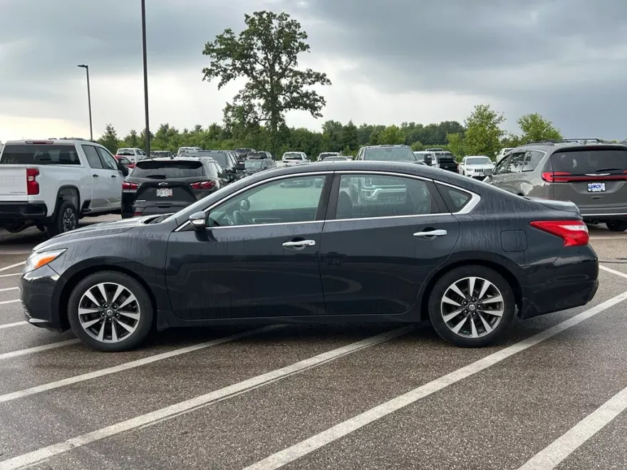 2017 Nissan Altima 2.5 SV photo 1