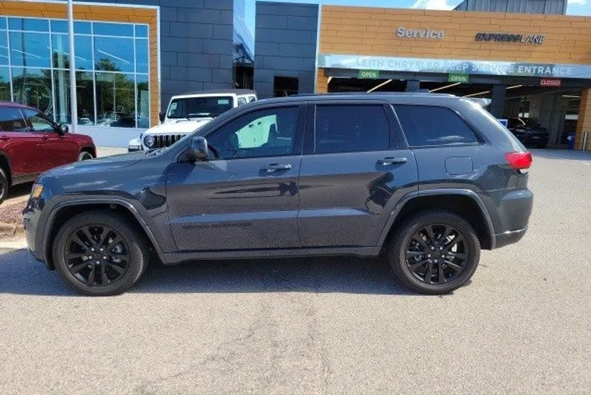 2017 Jeep Grand Cherokee Altitude photo 1