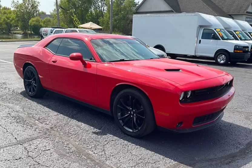 2018 Dodge Challenger SXT photo 1