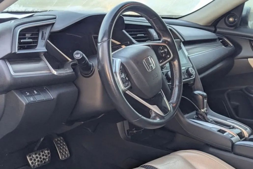 2019 Honda Civic Touring photo 1