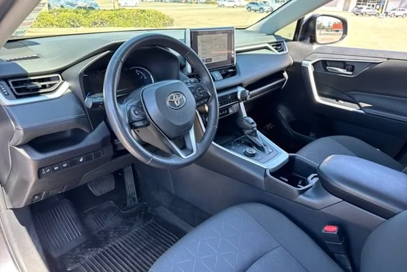 2025 Toyota RAV4 Hybrid XLE photo 1