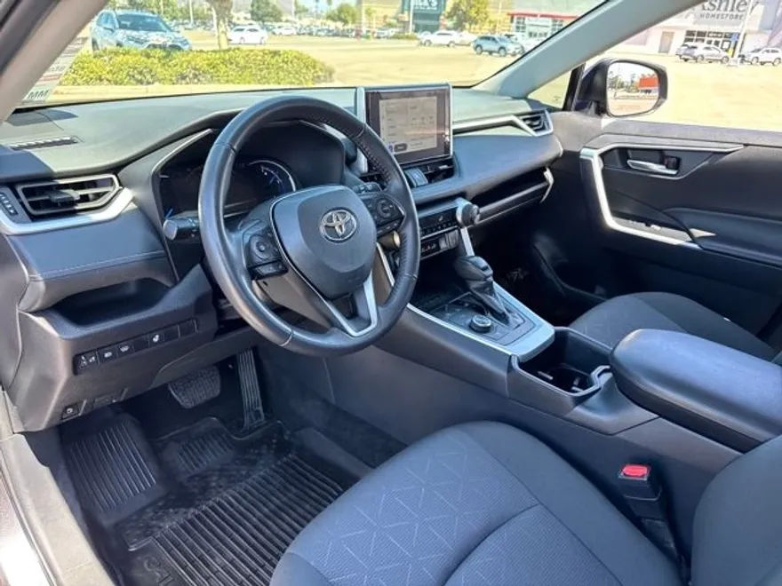 2025 Toyota RAV4 Hybrid XLE photo 1