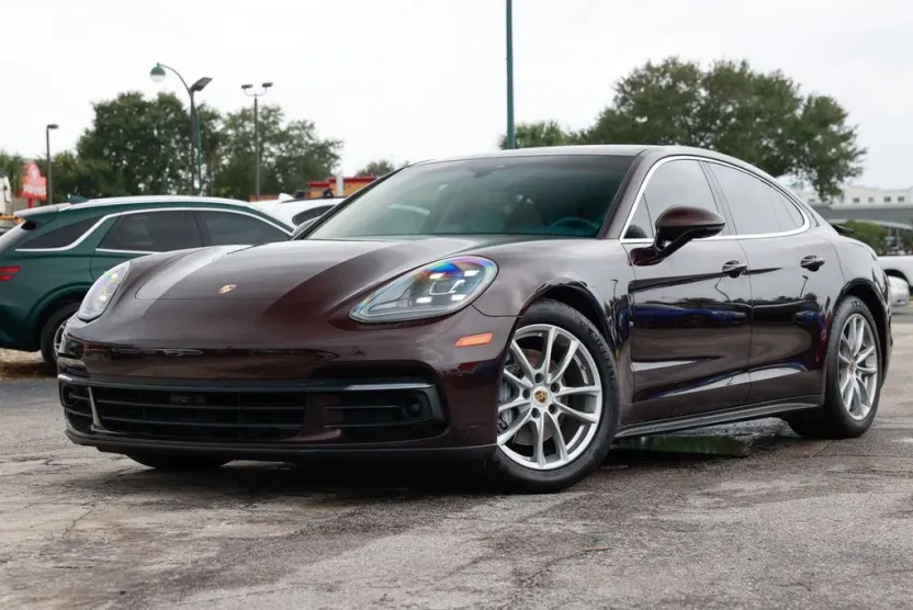 2018 Porsche Panamera Base 4 photo 1