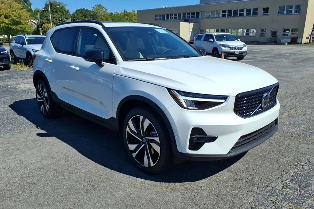 2026 Volvo XC40 Plus photo 1
