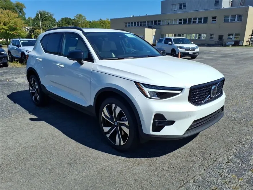 2026 Volvo XC40 Plus photo 1