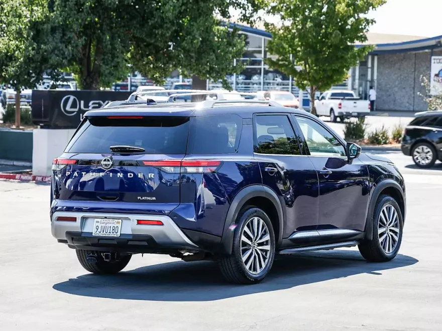2022 Nissan Pathfinder Platinum photo 1