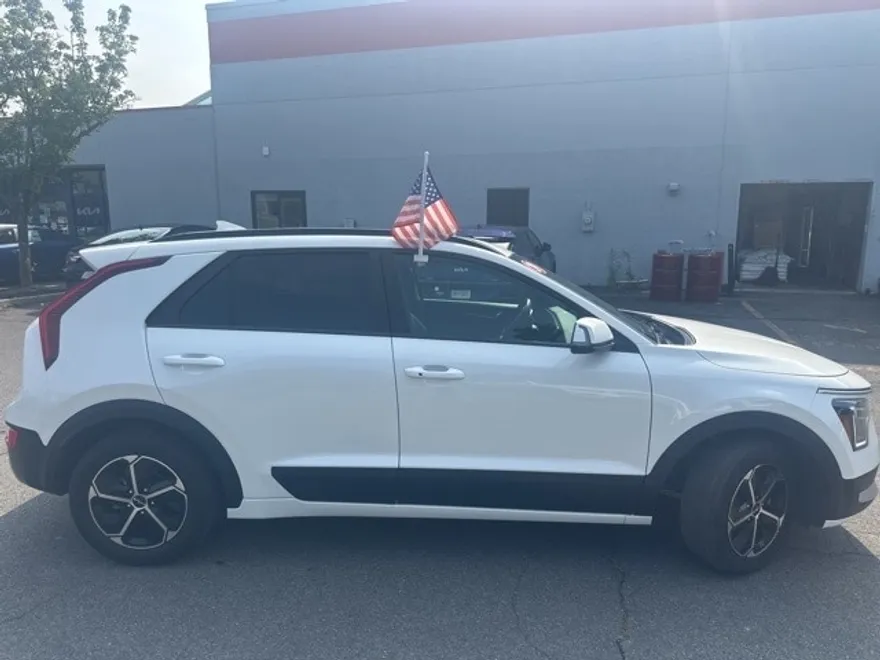 2024 Kia Niro EX photo 1