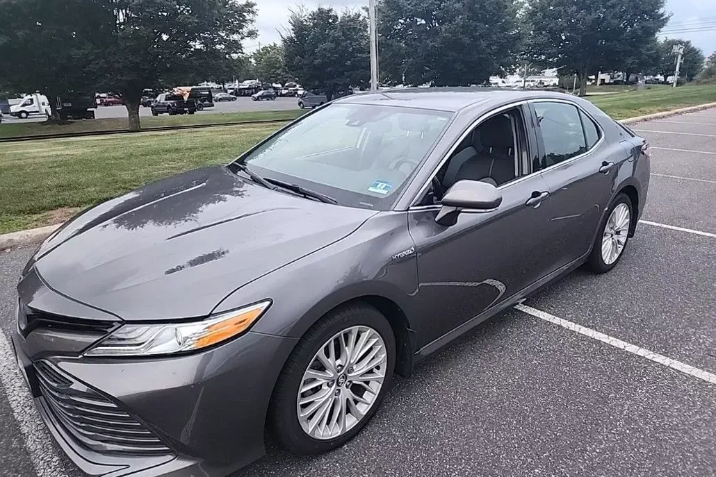 2020 Toyota Camry Hybrid XLE photo 1