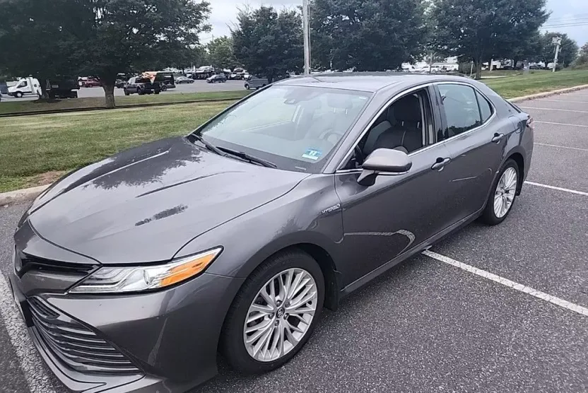 2020 Toyota Camry Hybrid XLE photo 1