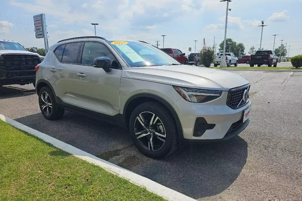 2024 Volvo XC40 Core photo 1