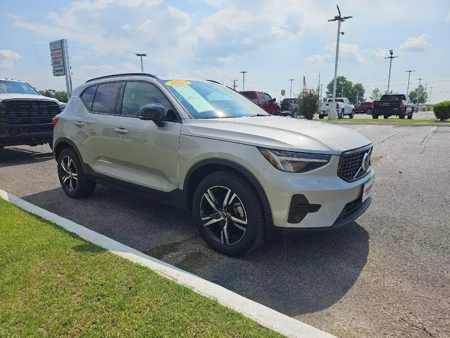 2024 Volvo XC40 Core photo 1