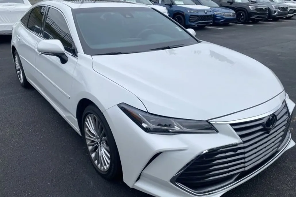 2019 Toyota Avalon Limited photo 1