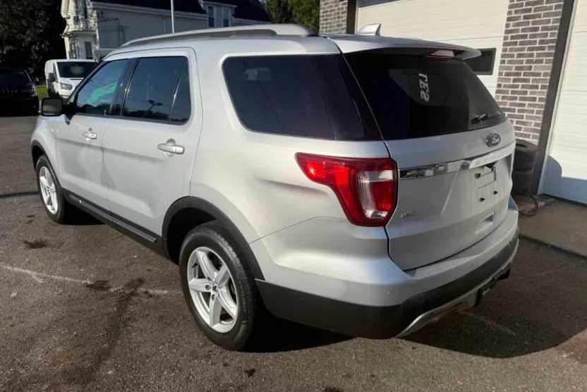 2017 Ford Explorer XLT photo 1