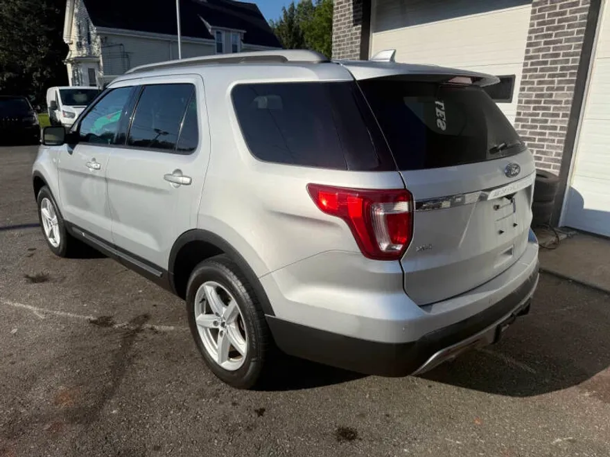 2017 Ford Explorer XLT photo 1