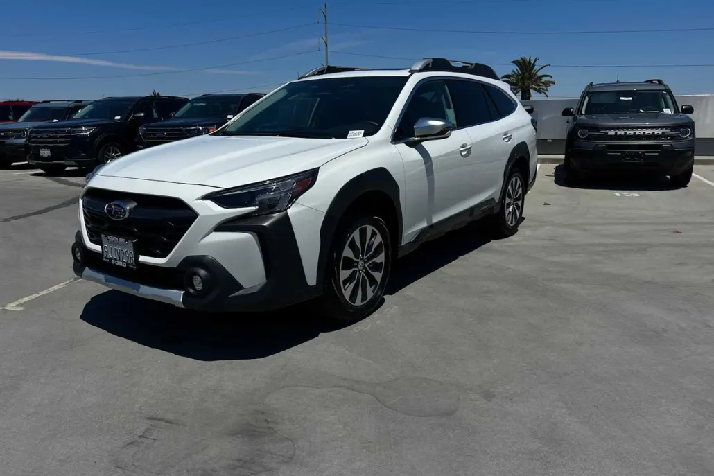 2024 Subaru Outback Touring photo 1