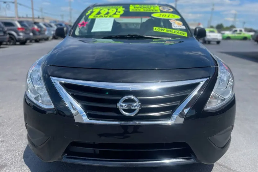 2015 Nissan Versa 1.6 S photo 1