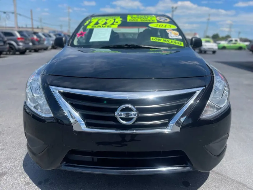 2015 Nissan Versa 1.6 S photo 1
