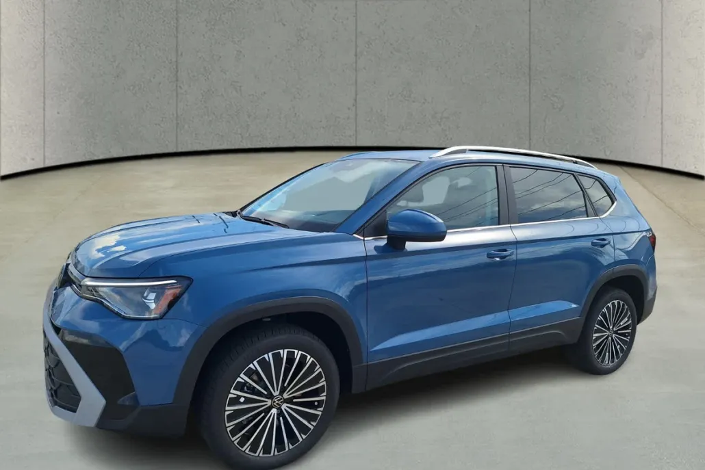 2025 Volkswagen Taos SE photo 1